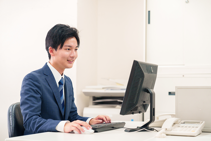 オフィスでPCを操作する男性